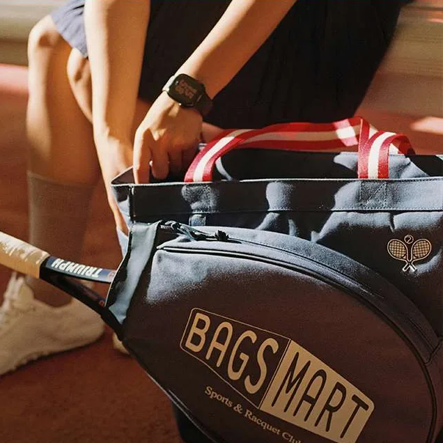 球场边的 BAGSMART 深蓝色网球包