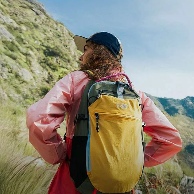 山野中背着黄色 BAGSMART 双肩包的徒步者